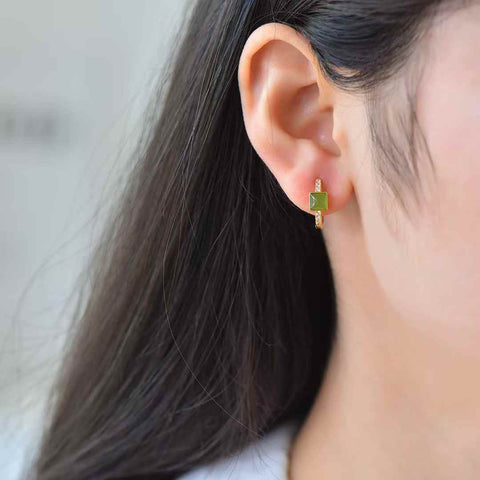 【Nama】Anting-anting Giok Hetian Bertatahkan Perak Sterling S925  【Nomor Barang】12092-2# 【Spesifikasi】Batu Mentah: 4*4 (termasuk ongkos kirim dan pajak)