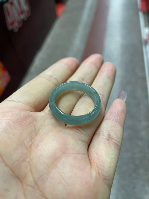 Cincin giok alami, material tambang kuno, tekstur halus dan hangat, warna biru es yang indah, desain elegan dan bergaya, diameter dalam 22mm, harga sudah termasuk ongkos kirim dan pajak.