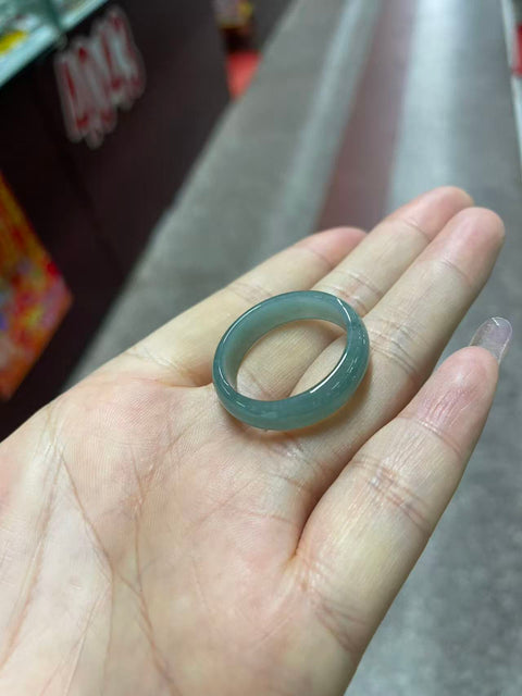 Cincin giok alami, material tambang kuno, tekstur halus dan hangat, warna biru es yang indah, desain elegan dan bergaya, diameter dalam 22mm, harga sudah termasuk ongkos kirim dan pajak.