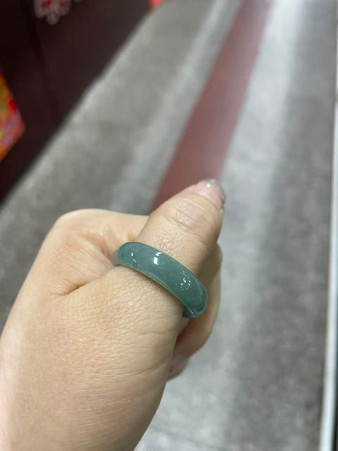Cincin giok alami, material tambang kuno, tekstur halus dan hangat, warna biru es yang indah, desain elegan dan bergaya, diameter dalam 22mm, harga sudah termasuk ongkos kirim dan pajak.