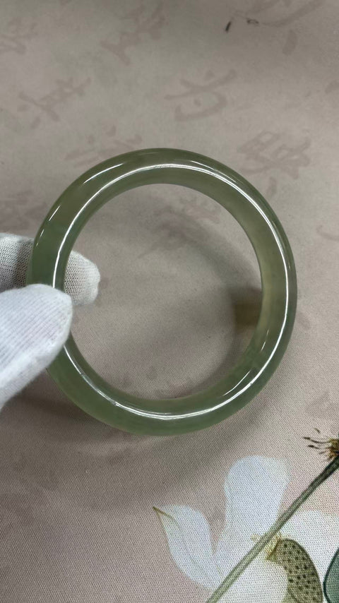 Gelang giok Xiuyan hijau es yang indah, diameter dalam: 65,1 mm, lebar tepi: 12,3 mm. Semua batu terbentuk secara alami. Termasuk ongkos kirim dan pajak.