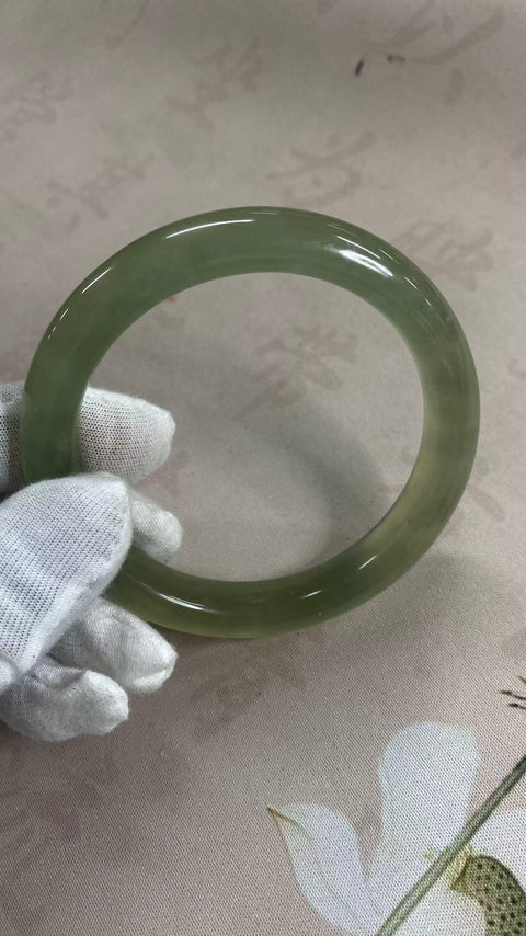 Gelang giok Xiuyan hijau es yang indah, diameter dalam: 65,1 mm, lebar tepi: 12,3 mm. Semua batu terbentuk secara alami. Termasuk ongkos kirim dan pajak.