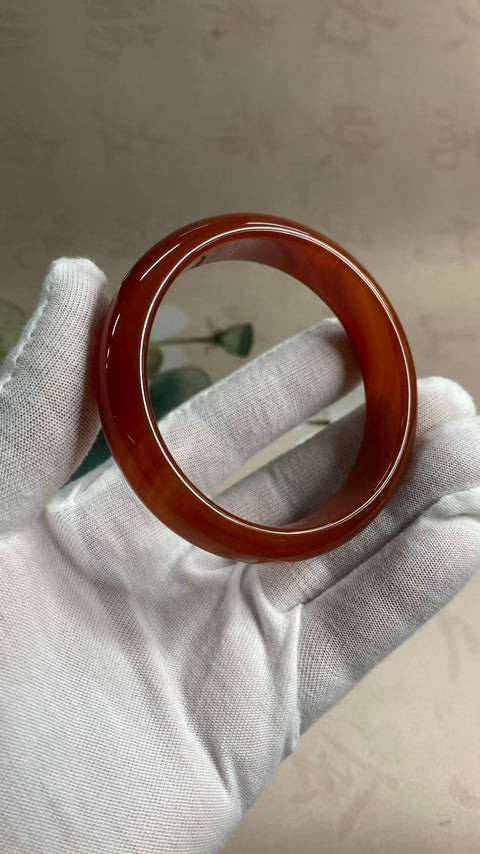 Gelang kalsedon yang indah, warna merah pekat, diameter dalam: 59,1 mm, lebar samping: 15,3 mm. Semua batu terbentuk secara alami. Harga sudah termasuk ongkos kirim dan pajak.
