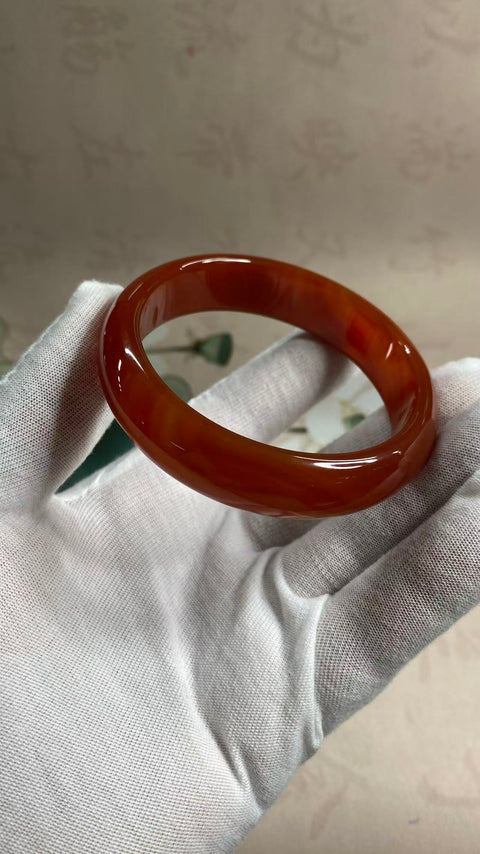 Gelang kalsedon yang indah, warna merah pekat, diameter dalam: 59,1 mm, lebar samping: 15,3 mm. Semua batu terbentuk secara alami. Harga sudah termasuk ongkos kirim dan pajak.