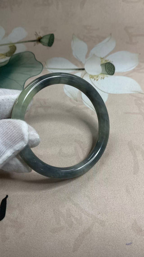 Giok Xiuyan yang indah, berwarna krem, dengan motif "kecantikan". Diameter dalam: 57,2 mm. Semua batu terbentuk secara alami. Harga sudah termasuk ongkos kirim dan pajak.