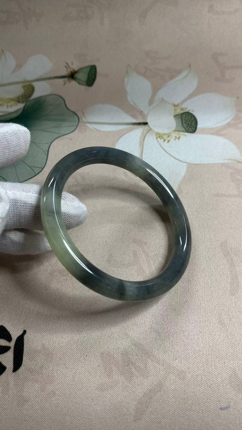 Giok Xiuyan yang indah, berwarna krem, dengan motif "kecantikan". Diameter dalam: 57,2 mm. Semua batu terbentuk secara alami. Harga sudah termasuk ongkos kirim dan pajak.