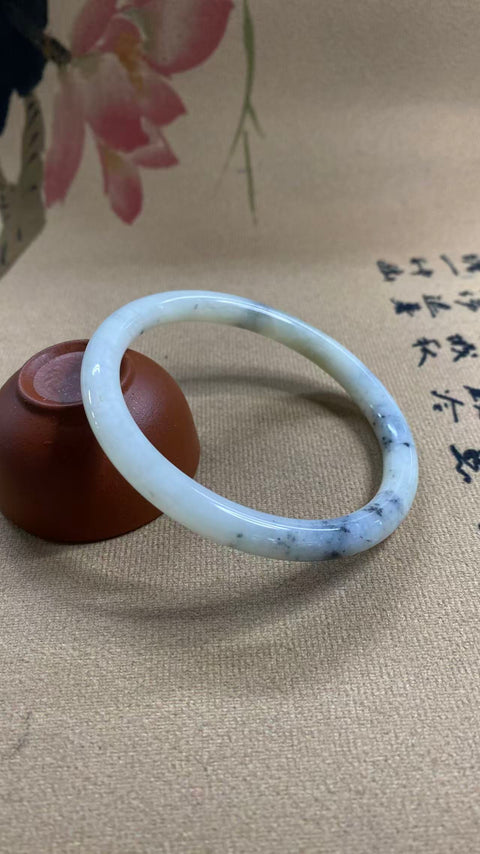 Gelang giok Xiuyan yang indah - Abu-abu Gunung Jauh, diameter dalam: 62,5 mm. Semua batu terbentuk secara alami. Termasuk ongkos kirim dan pajak.