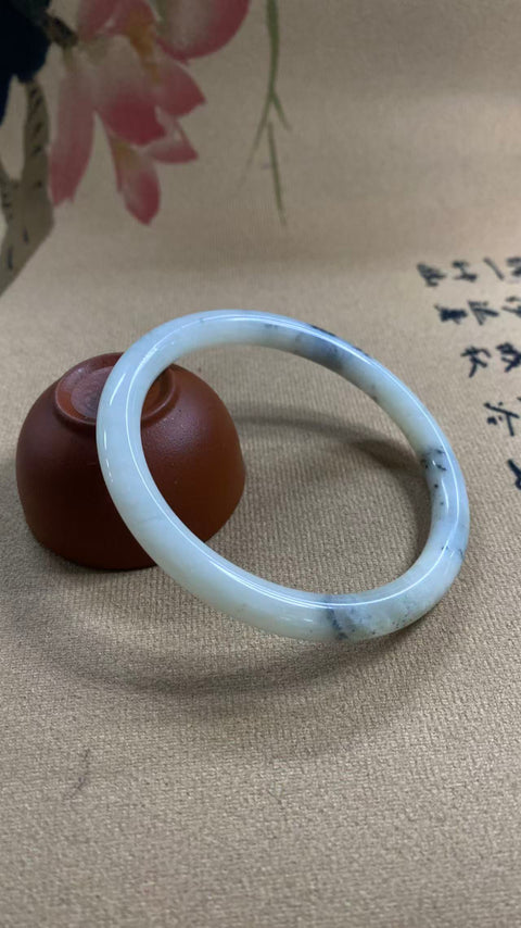 Gelang giok Xiuyan yang indah - Abu-abu Gunung Jauh, diameter dalam: 62,5 mm. Semua batu terbentuk secara alami. Termasuk ongkos kirim dan pajak.