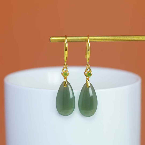 【Nama】Anting-anting Tetesan Air Mata Giok Hetian Bertatahkan Perak Sterling S925  【Nomor Barang】8406-2# 【Spesifikasi】Batu Mentah: 10*18 cm Termasuk ongkos kirim dan pajak.