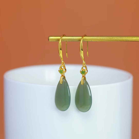 【Nama】Anting-anting Tetesan Air Mata Giok Hetian Bertatahkan Perak Sterling S925  【Nomor Barang】8406-2# 【Spesifikasi】Batu Mentah: 10*18 cm Termasuk ongkos kirim dan pajak.