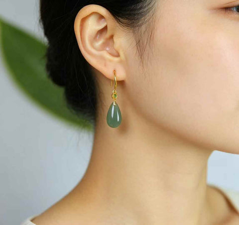 【Nama】Anting-anting Tetesan Air Mata Giok Hetian Bertatahkan Perak Sterling S925  【Nomor Barang】8406-2# 【Spesifikasi】Batu Mentah: 10*18 cm Termasuk ongkos kirim dan pajak.