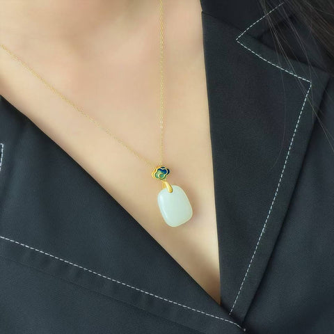 Liontin Enamel Perdamaian dan Kemakmuran Batu Giok Hetian Bertatahkan Perak Sterling 925 26878-6# Spesifikasi: 18*25 mm Kualitas giok halus, desain baru dan elegan. Termasuk ongkos kirim dan pajak.