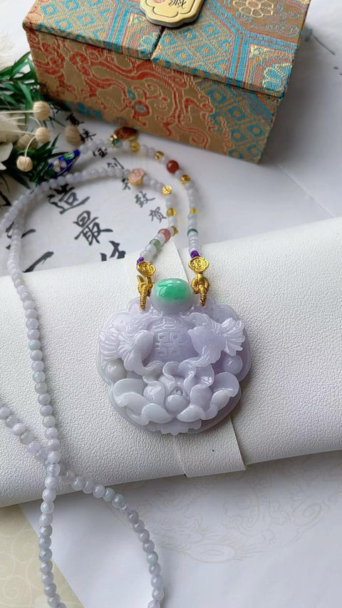 Liontin giok alami, material tambang lama, tekstur halus dan hangat, warna ungu yang indah, dipadukan dengan rantai giok, ukuran 4,8 x 4,8 cm, termasuk ongkos kirim dan pajak.