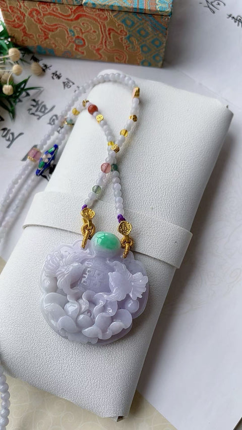 Liontin giok alami, material tambang lama, tekstur halus dan hangat, warna ungu yang indah, dipadukan dengan rantai giok, ukuran 4,8 x 4,8 cm, termasuk ongkos kirim dan pajak.