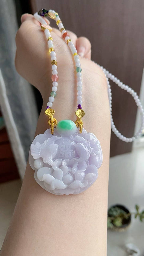 Liontin giok alami, material tambang lama, tekstur halus dan hangat, warna ungu yang indah, dipadukan dengan rantai giok, ukuran 4,8 x 4,8 cm, termasuk ongkos kirim dan pajak.