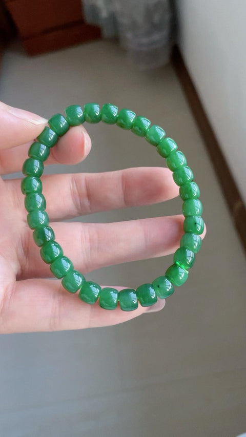 Gelang giok nefrit alami, terbuat dari material tambang lama, dengan tekstur halus dan hangat, warna hijau zamrud, terlihat indah saat dikenakan, nilai uang yang sangat baik, ukuran 0,7 x 0,6, termasuk ongkos kirim dan pajak.
