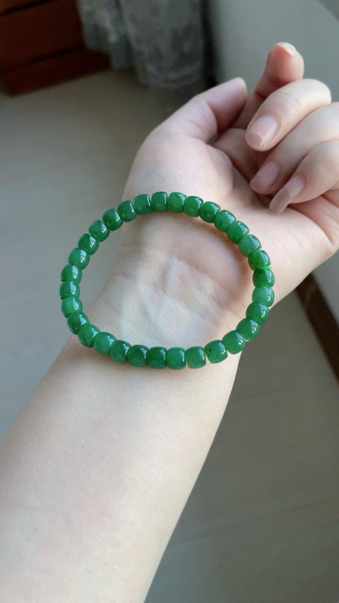 Gelang giok nefrit alami, terbuat dari material tambang lama, dengan tekstur halus dan hangat, warna hijau zamrud, terlihat indah saat dikenakan, nilai uang yang sangat baik, ukuran 0,7 x 0,6, termasuk ongkos kirim dan pajak.
