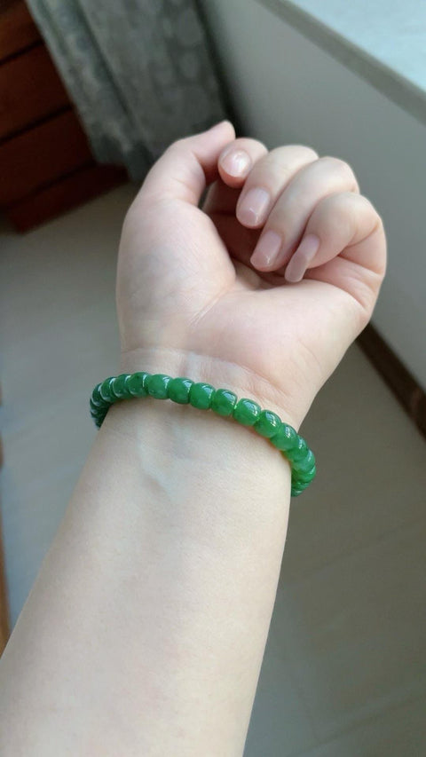 Gelang giok nefrit alami, terbuat dari material tambang lama, dengan tekstur halus dan hangat, warna hijau zamrud, terlihat indah saat dikenakan, nilai uang yang sangat baik, ukuran 0,7 x 0,6, termasuk ongkos kirim dan pajak.