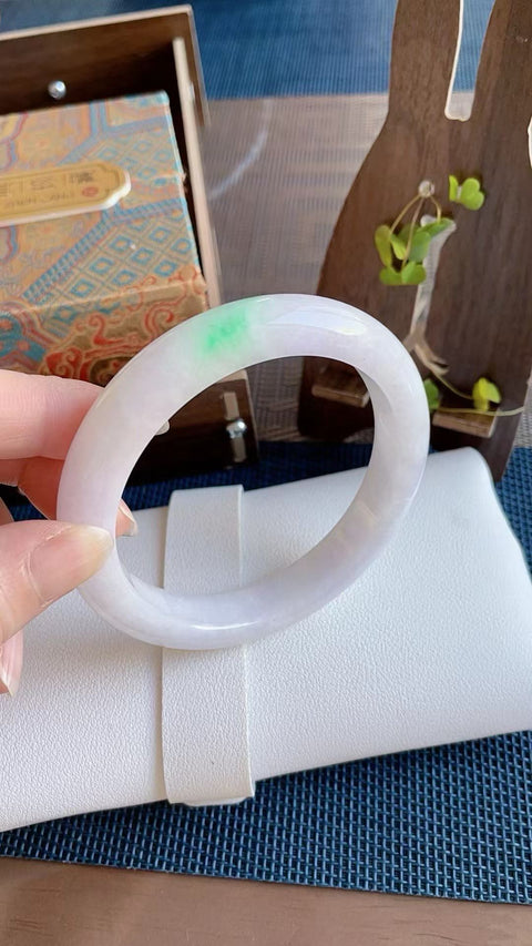 Gelang giok alami, material tambang lama, tembus pandang sangat baik, diameter 61,5 mm. Semua batu terbentuk secara alami. Harga sudah termasuk ongkos kirim dan pajak.