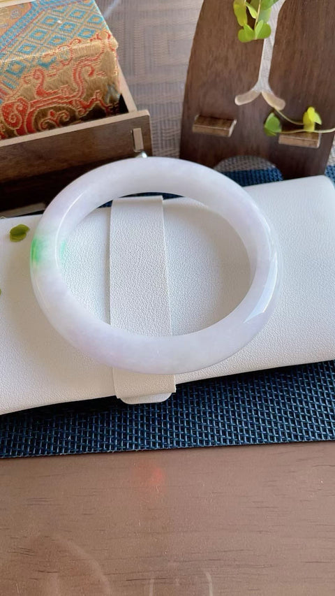 Gelang giok alami, material tambang lama, tembus pandang sangat baik, diameter 61,5 mm. Semua batu terbentuk secara alami. Harga sudah termasuk ongkos kirim dan pajak.