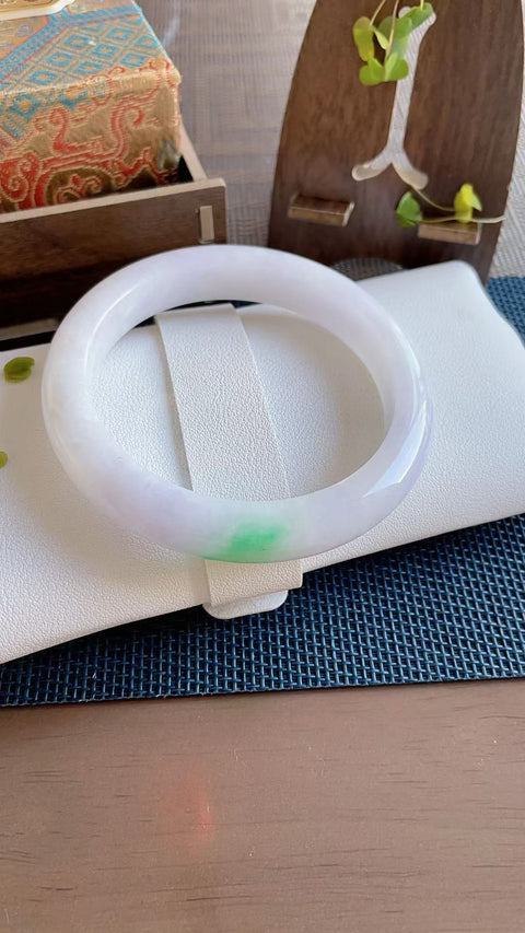 Gelang giok alami, material tambang lama, tembus pandang sangat baik, diameter 61,5 mm. Semua batu terbentuk secara alami. Harga sudah termasuk ongkos kirim dan pajak.