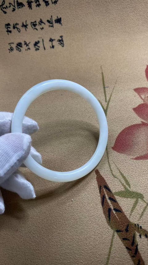 Gelang giok Xiuyan yang indah, diameter dalam: 63,5 mm. Semua batu terbentuk secara alami. Termasuk ongkos kirim dan pajak.