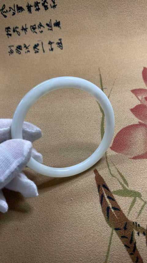 Gelang giok Xiuyan yang indah, diameter dalam: 63,5 mm. Semua batu terbentuk secara alami. Termasuk ongkos kirim dan pajak.