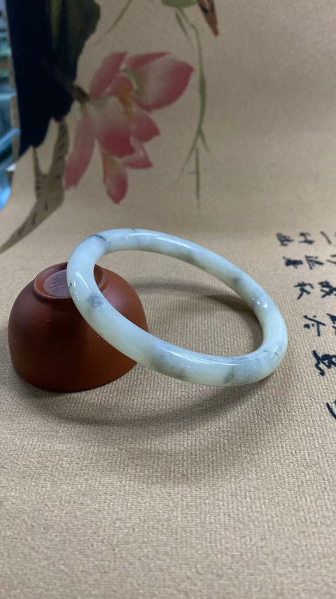 Gelang giok Xiuyan yang indah - "Abu-abu Gunung Jauh", diameter dalam: 62,6 mm. Semua batu terbentuk secara alami. Harga sudah termasuk ongkos kirim dan pajak.