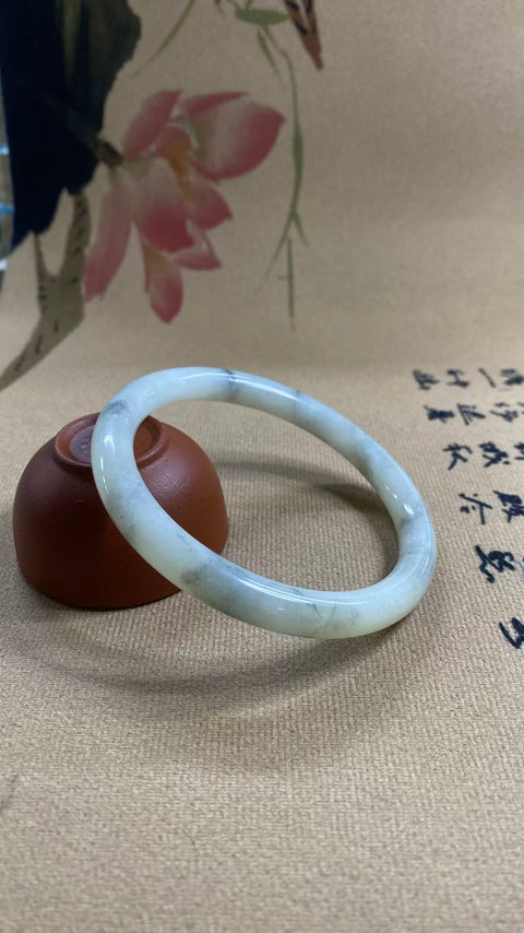 Gelang giok Xiuyan yang indah - "Abu-abu Gunung Jauh", diameter dalam: 62,6 mm. Semua batu terbentuk secara alami. Harga sudah termasuk ongkos kirim dan pajak.