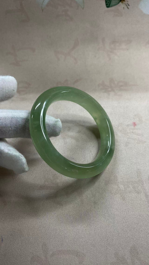 Gelang giok Xiuyan yang indah, hijau es dengan pola mengambang, diameter dalam: 50,2 mm, lebar tepi: 11,8 mm. Semua batu terbentuk secara alami. Harga sudah termasuk ongkos kirim dan pajak.