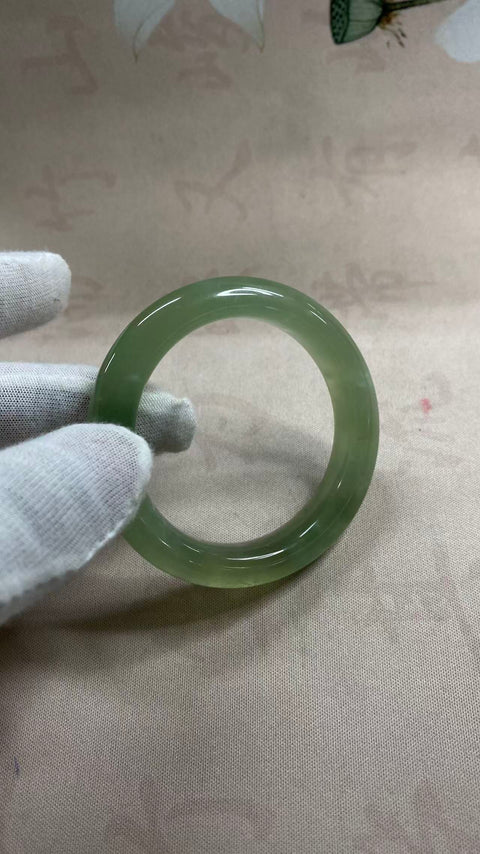 Gelang giok Xiuyan yang indah, hijau es dengan pola mengambang, diameter dalam: 50,2 mm, lebar tepi: 11,8 mm. Semua batu terbentuk secara alami. Harga sudah termasuk ongkos kirim dan pajak.
