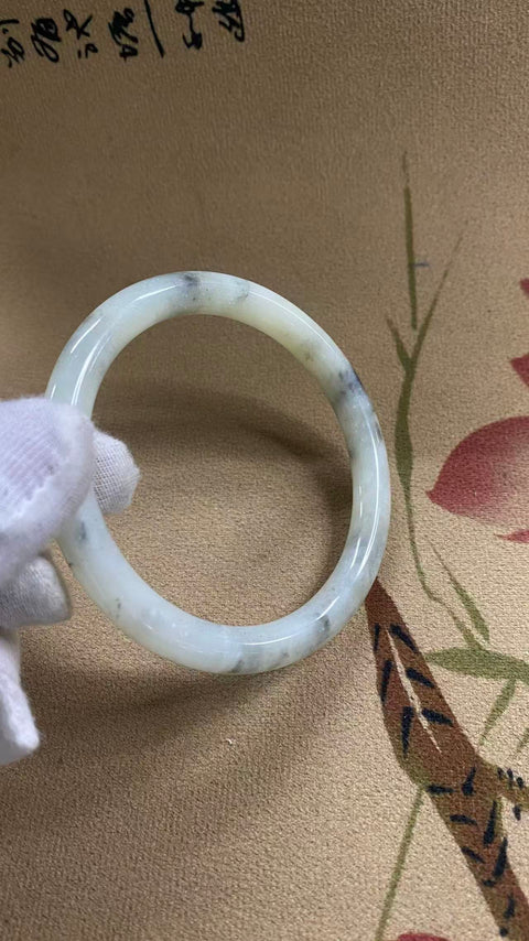 Gelang giok Xiuyan yang indah, diameter dalam: 63mm. Semua batu terbentuk secara alami. Termasuk ongkos kirim dan pajak.