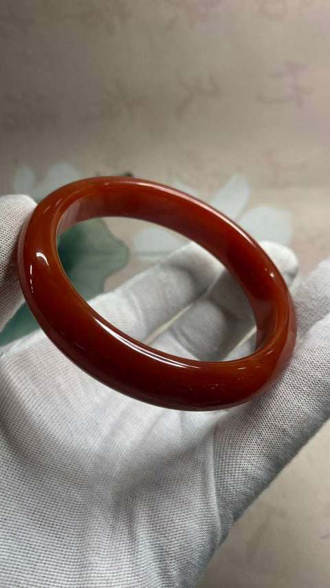 Gelang kalsedon yang indah, warna merah pekat, diameter dalam: 62,1 mm, lebar samping: 14,8 mm. Semua batu terbentuk secara alami. Termasuk ongkos kirim dan pajak.