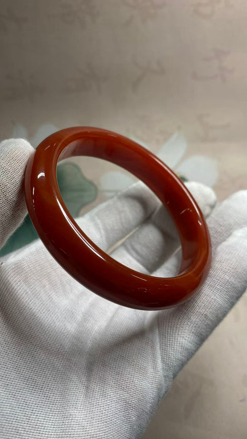 Gelang kalsedon yang indah, warna merah pekat, diameter dalam: 62,1 mm, lebar samping: 14,8 mm. Semua batu terbentuk secara alami. Termasuk ongkos kirim dan pajak.