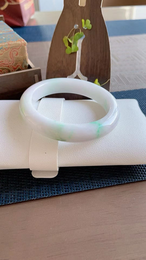 Gelang giok alami, material tambang lama, tembus pandang yang sangat baik, ungu muda dengan bintik-bintik hijau, terlihat sangat menakjubkan di pergelangan tangan, sangat terjangkau, diameter dalam 58mm, semua batu alami, termasuk ongkos kirim dan pajak.
