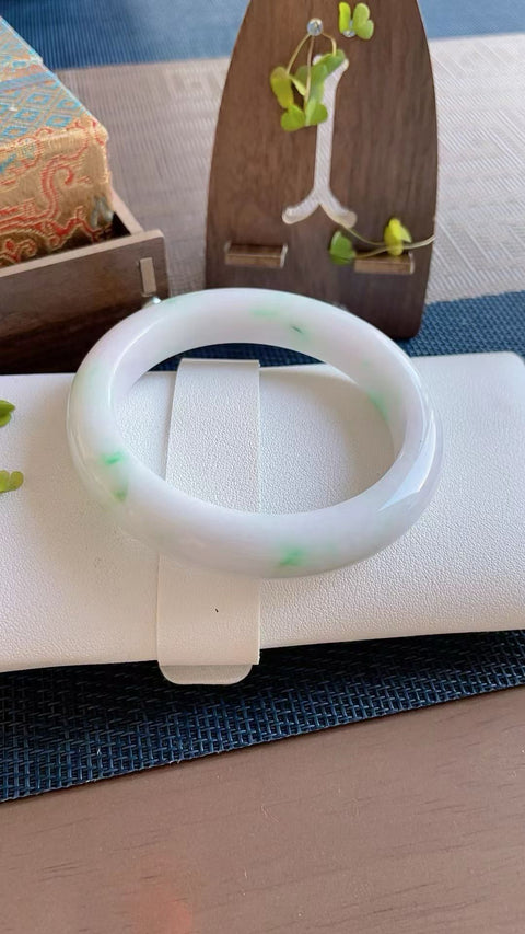 Gelang giok alami, material tambang lama, tembus pandang yang sangat baik, ungu muda dengan bintik-bintik hijau, terlihat sangat menakjubkan di pergelangan tangan, sangat terjangkau, diameter dalam 58mm, semua batu alami, termasuk ongkos kirim dan pajak.
