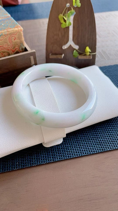 Gelang giok alami, material tambang lama, tembus pandang yang sangat baik, ungu muda dengan bintik-bintik hijau, terlihat sangat menakjubkan di pergelangan tangan, sangat terjangkau, diameter dalam 58mm, semua batu alami, termasuk ongkos kirim dan pajak.