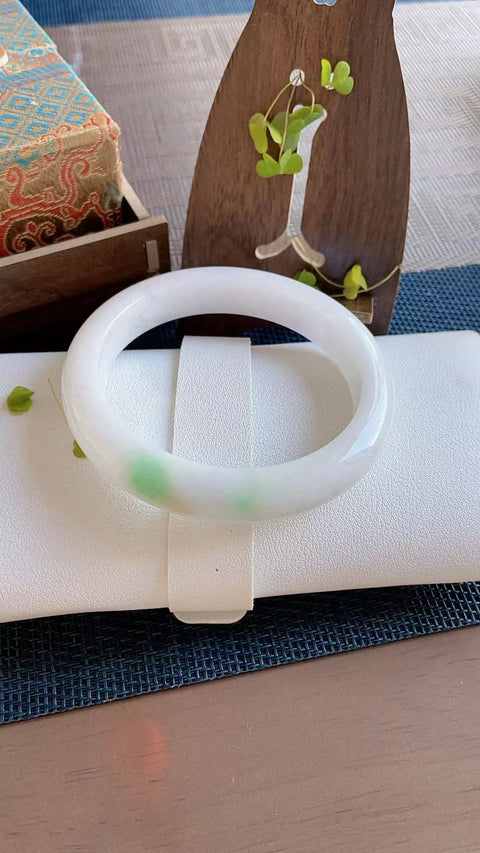 Gelang giok alami, material tambang lama, tembus pandang sangat baik, diameter dalam 61,5 mm. Semua batu terbentuk secara alami. Harga sudah termasuk ongkos kirim dan pajak.