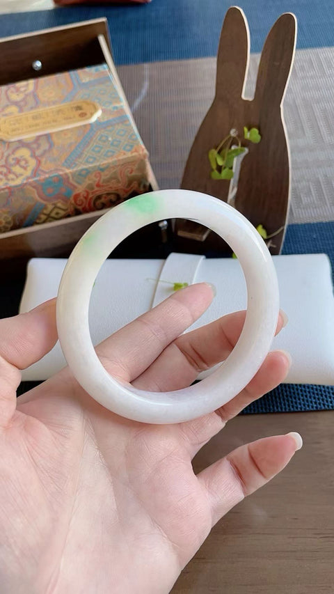 Gelang giok alami, material tambang lama, tembus pandang sangat baik, diameter dalam 61,5 mm. Semua batu terbentuk secara alami. Harga sudah termasuk ongkos kirim dan pajak.