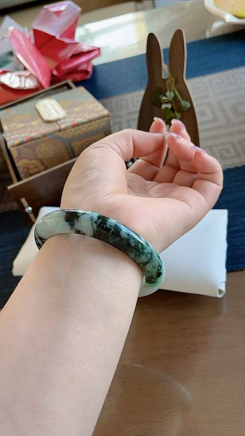 Gelang giok alami, material tambang lama, tekstur halus dan hangat, tembus cahaya yang sangat baik, pola hijau yang indah, diameter dalam 56mm. Semua batu alam terbentuk secara alami. Termasuk ongkos kirim dan pajak.