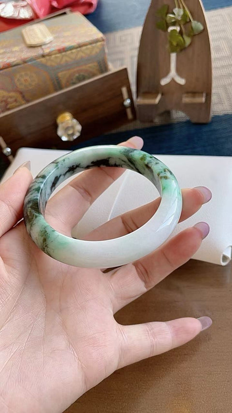 Gelang giok alami, material tambang lama, tekstur halus dan hangat, tembus cahaya yang sangat baik, pola hijau yang indah, diameter dalam 56mm. Semua batu alam terbentuk secara alami. Termasuk ongkos kirim dan pajak.