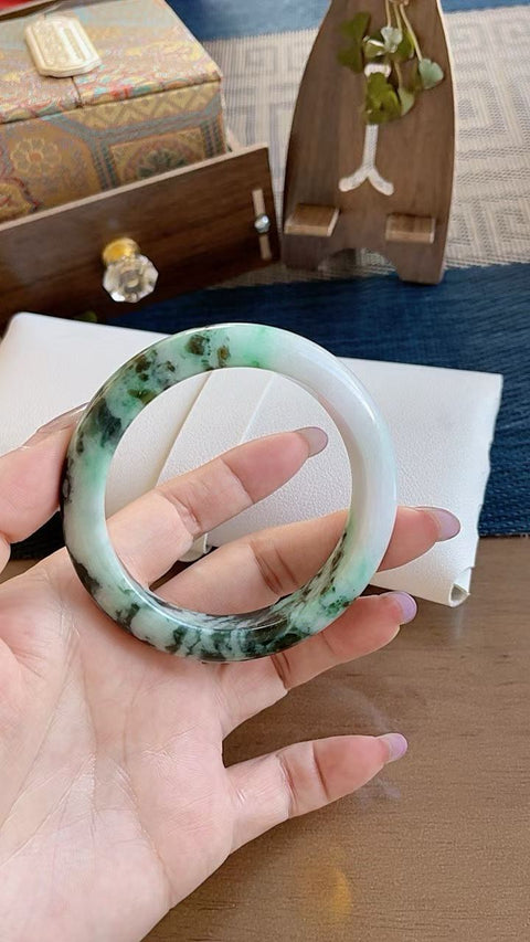 Gelang giok alami, material tambang lama, tekstur halus dan hangat, tembus cahaya yang sangat baik, pola hijau yang indah, diameter dalam 56mm. Semua batu alam terbentuk secara alami. Termasuk ongkos kirim dan pajak.