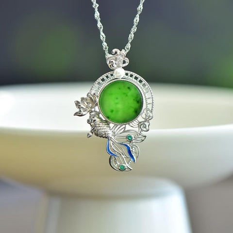 🐠🐠🐠16117#925 liontin perak sterling bertatahkan giok Hetian, menampilkan desain "kelimpahan tahun demi tahun" (ikan melambangkan keberuntungan). Dimensi giok: 12*12 mm. Harga sudah termasuk ongkos kirim dan pajak.