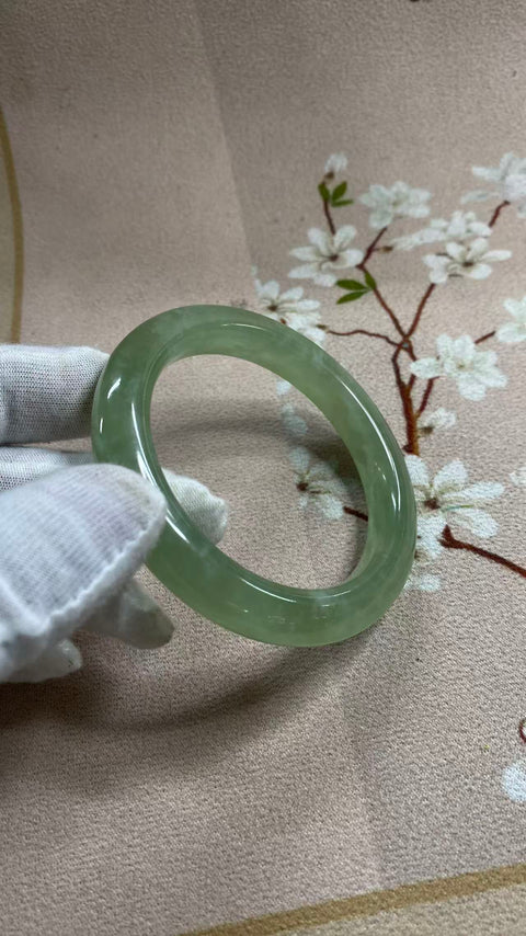 Gelang giok Xiuyan yang indah, hijau es dengan pola mengambang, diameter dalam: 59mm, lebar tepi: 11,2mm. Semua batu terbentuk secara alami. Harga sudah termasuk ongkos kirim dan pajak.