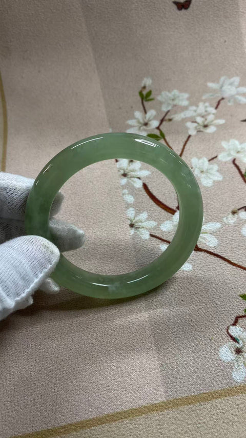 Gelang giok Xiuyan yang indah, hijau es dengan pola mengambang, diameter dalam: 59mm, lebar tepi: 11,2mm. Semua batu terbentuk secara alami. Harga sudah termasuk ongkos kirim dan pajak.
