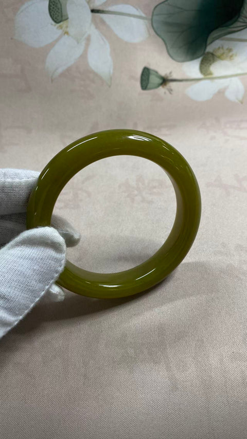 Gelang giok Xiuyan berbentuk alpukat yang indah, diameter dalam: 58,8 mm, lebar samping: 13,2 mm. Semua batu terbentuk secara alami. Termasuk ongkos kirim dan pajak.