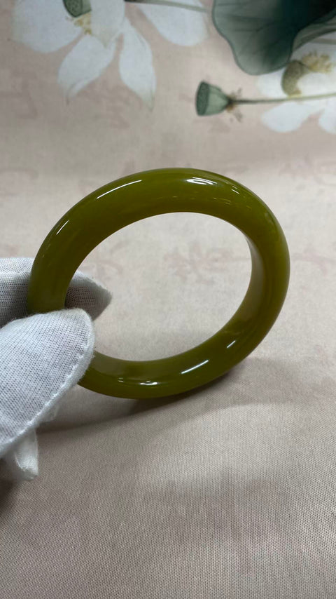 Gelang giok Xiuyan berbentuk alpukat yang indah, diameter dalam: 58,8 mm, lebar samping: 13,2 mm. Semua batu terbentuk secara alami. Termasuk ongkos kirim dan pajak.