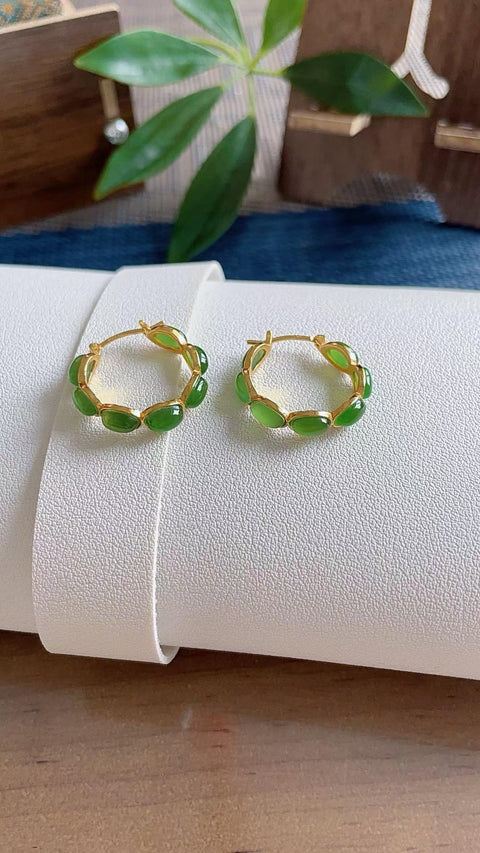 Anting-anting giok nefrit alami, terbuat dari material tambang lama, dengan tekstur halus dan hangat, serta warna hijau cerah. Dimensi: 0,3 x 0,2 mm. Harga sudah termasuk ongkos kirim dan pajak.