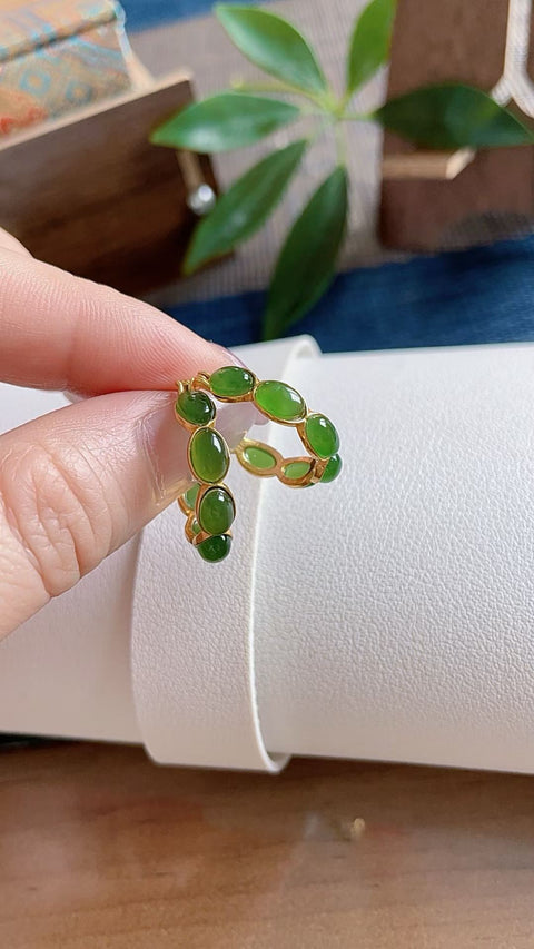 Anting-anting giok nefrit alami, terbuat dari material tambang lama, dengan tekstur halus dan hangat, serta warna hijau cerah. Dimensi: 0,3 x 0,2 mm. Harga sudah termasuk ongkos kirim dan pajak.