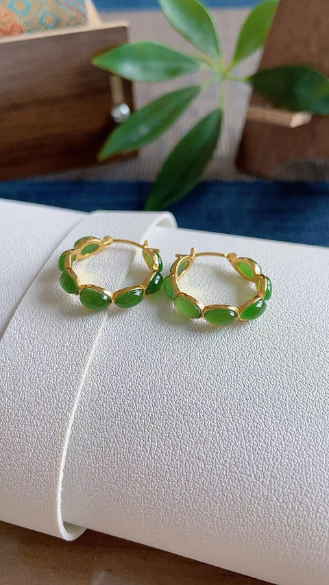 Anting-anting giok nefrit alami, terbuat dari material tambang lama, dengan tekstur halus dan hangat, serta warna hijau cerah. Dimensi: 0,3 x 0,2 mm. Harga sudah termasuk ongkos kirim dan pajak.